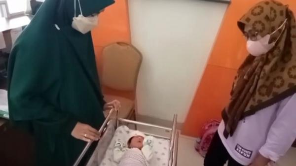 Bayi yang ditemukan di tepi jalan pabrik gula Gempol, dirawat di Puskesmas Kepuh. (FOTO: iNews/TOISKANDAR)