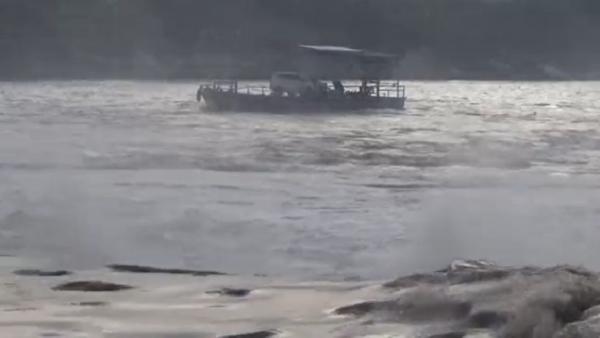 Kapal Penyeberangan Terseret Arus Sungai Brantas, Mobil Terjebak, 6 ...