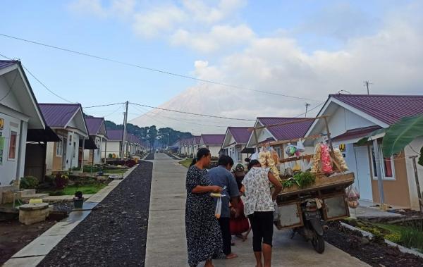 Aktivitas belanja warga huntap Semeru saat pagi. (ihya` ulumuddin).