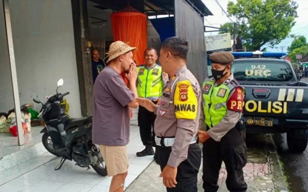 Bule Rusia Telanjang Bule yang telanjang di Ubud saat diamankan polisi. (Foto: Ketut Catur)