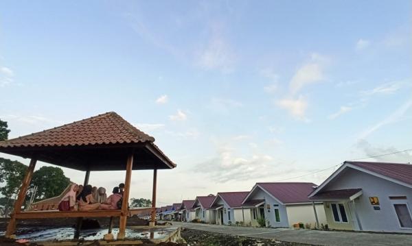 Anak-anak korban erupsi Semeru duduk santai di gazebo huntap. (ihya` ulumuddin).