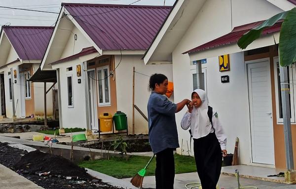 Anak-anak yang tinggal di huntap berangkat sekolah. (ihya` ulumuddin).
