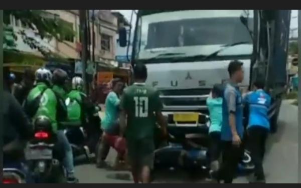 Kecelakaan Maut Di Palembang, Pemotor Tewas Ditabrak Truk Tronton Dari ...