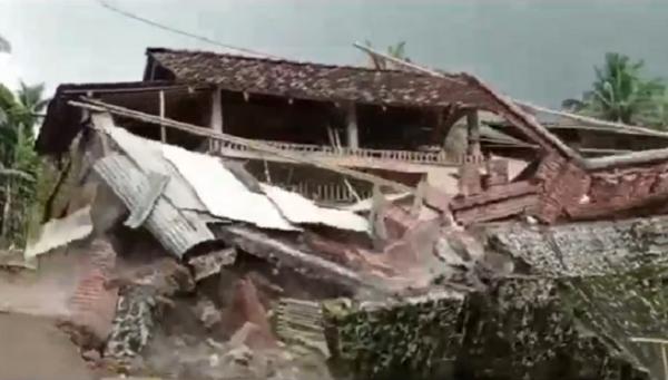 Detik-Detik Rumah Ambruk Gegara Longsor Di Ponorogo, 96 Warga Masih ...