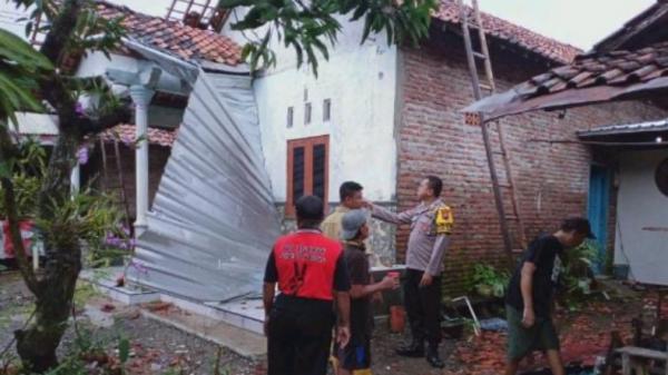 Angin Puting Beliung Terjang 2 Desa Di Pemalang, Puluhan Rumah Warga Rusak