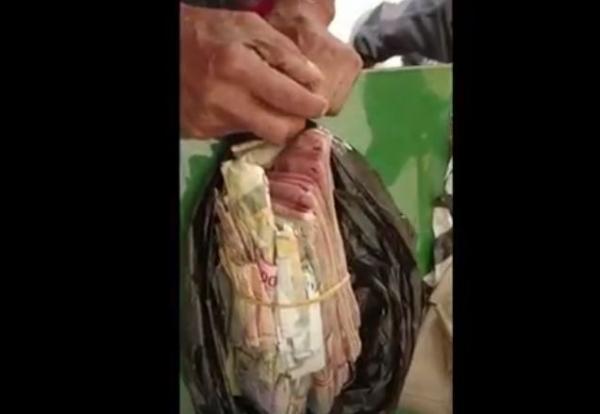Uang puluhan juta yang dibawa kakek tanpa identitas dalam kantong plastik di Praya, Lomnbok Tengah. (Foto: iNews/ Ema Widiawati)