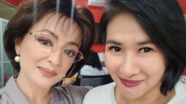 Yurike Prastika berpose dengan aktris senior (Foto: IG @yurikeprastika7)