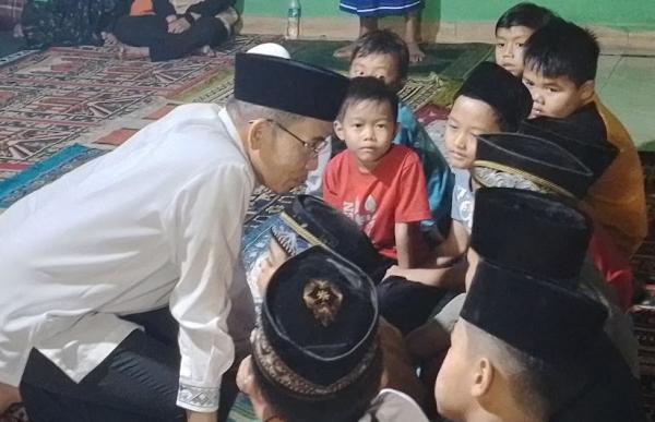 Ketua Harian Nasional DPP Partai Perindo Dr TGB HM Zainul Majdi bercengkerama dengan santri Ponpes Assur'atul Fikriyah, Cianjur, Rabu (1/3/2023). (Foto: MPI/Ricky Susan)