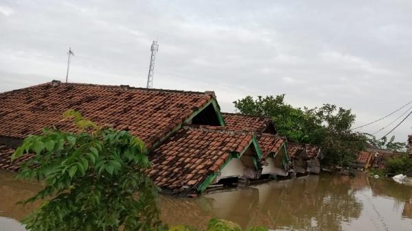 Banjir Karawang, Air Setinggi 3 Meter Rendam Desa Karangligar