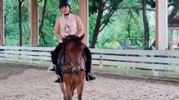 Cahya Kamila gemar berkuda (Foto: IG @cahyakamila88)