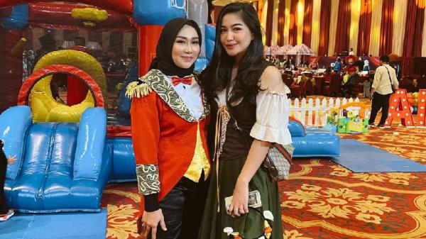 Eriska Nakesya berpose dengan tamu undangan lainnn Eriska Nakesya berpose dengan tamu undangan lainnya (Foto: IG @eriskanakesya)