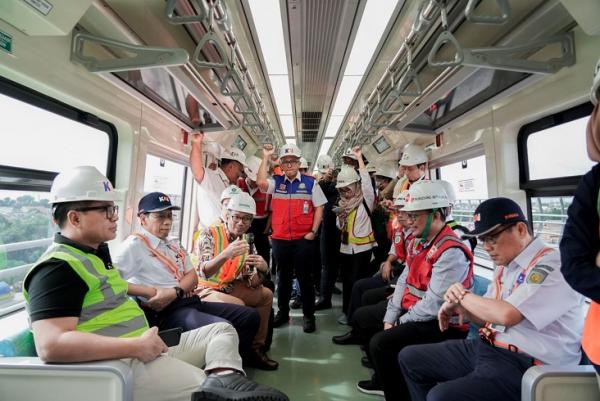 Wakil Menteri BUMN II, Kartika Wirjoatmodjo mengikuti uji coba LRT Jabodebek dalam rangka persiapan pengoperasian. (Foto: Istimewa)