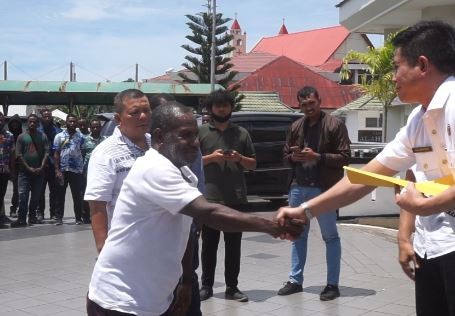 Wakil Kejati Papua Rock Adi Wibowo menerima perwakilan massa aksi demo damai, Kamis (2/3/2023). (Foto: iNews/Edy Siswanto)