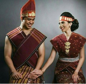 Pakaian Adat Suku Batak Toba (Foto: Pinterest)