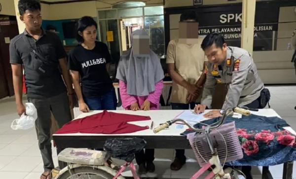 Polisi menangkap MW dan mengamankan sepeda yang dipakai untuk membuang bayi. (Foto: Polres Kubu Raya)