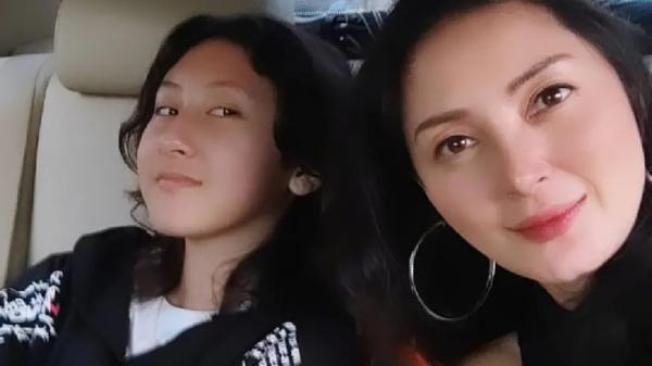 Fara Miyako Emi berpose bersama Della Puspita Fara Miyako Emi berpose bersama Della Puspita (Foto: IG @miyakoemi)