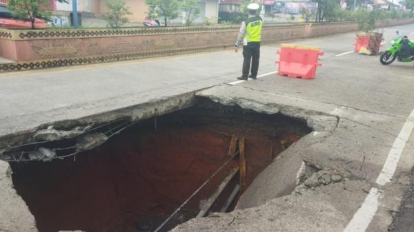 Jalan Alamsyah Ratu Prawira Negara, Lintas Sumatera, Kotabumi, Lampung Utara,  ambles (Jimi Irawan/MNC Portal)