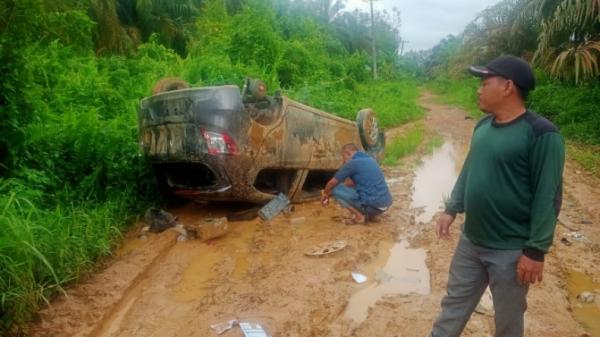 Satu mobil terbalik dan rusak berat ditemukan di wilayah Kabupaten Batanghari, Jambi. Diduga, mobil itu milik pengedar uang palsu. (Azhari Sultan/MNC Portal)