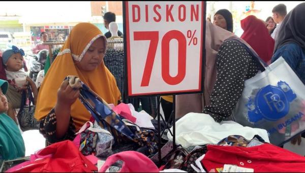 WhatsApp Image 2023 03 04 At 7 00 38 PM Ilustrasi seorang ibu berburu barang fashion di Ria Busana.