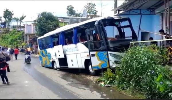 Kecelakaan Bus Pariwisata Tabrak 2 Mobil Di Jalur Wisata Guci, Sejumlah ...