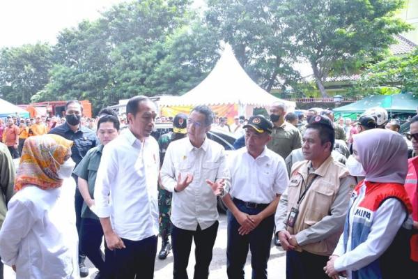 Direksi Pertamina Dampingi Presiden Jokowi Kunjungi Posko Pengungsian