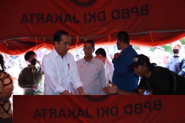 Presiden Joko Widodo mengunjungi warga terdampak insiden Terminal BBM Plumpang. (Foto: dok Pertamina)