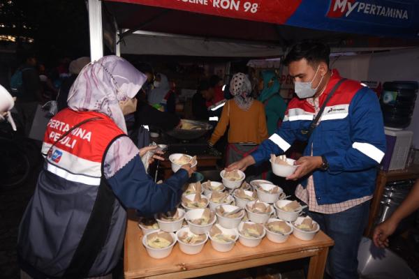 Relawan Pertamina Peduli di posko Plumpang Relawan Pertamina Peduli menyiapkan bubur untuk para pengungsi di dapur umum Pertamina Peduli di RPTRA Rasele, Rawa Badak, Koja, Jakarta pada Sabtu (4/3/2023). (Foto: dok Pertamina)
