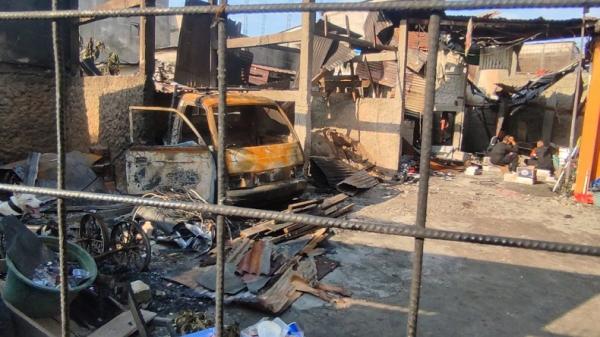 Sisa-sisa kebakaran Depo Pertamina Sisa-sisa kebakaran Depo Pertamina Plumpang, Jakarta Utara (foto: MPI/Iqbal Dwi Purnama)