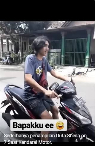 Duta Sheila On 7 Potret Duta memakai kaos oblong lusuh. (foto: TikTok)