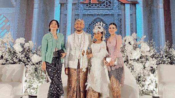 Hesti Purwadinata kondangan tanpa pasangan Hesti Purwadinata kondangan tanpa pasangan (Foto: IG)