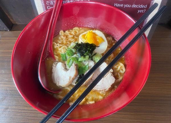 Indomie Miso Ramen lengkap dengan topping dan teh ocha dibandrol dengan harga Rp6000. (Foto: MPI/Karina Asta)