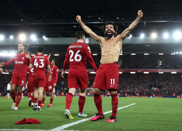 Bintang Liverpool, Mohamed Salah merayakan gol ke gawang Manchester United pada laga Liga Inggris 2022/2023 di Stadion Anfield, Senin (6/3/2023). (Foto: REUTERS)