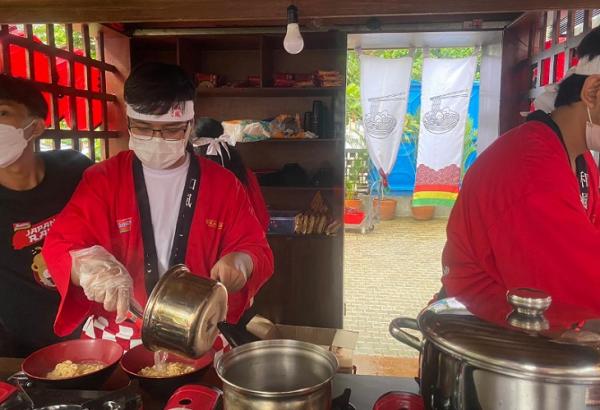 Open kitchen, dimana Pengunjung bisa menyaksikan secara langsung cara membuat Indomie Miso Ramen (Foto: MPI)