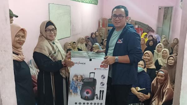 DPW Partai Perindo DKI Berikan Pengeras Suara Nirkabel ke Ibu-Ibu Pengajian di Jaksel