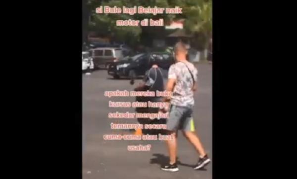 Tangkapan layar seorang bule menjadi instruktur berkendara motor. (Foto: Bagus Alit)