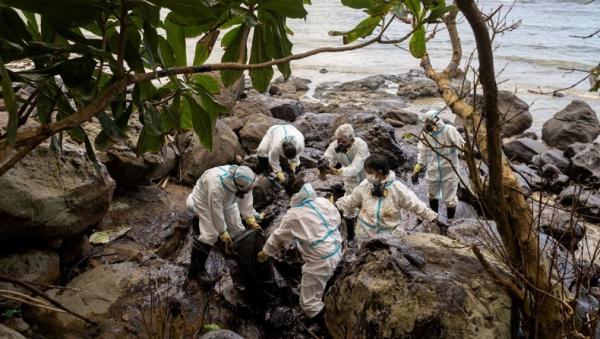 Kapal Pengangkut Bahan Bakar Tenggelam, Warga Pinggir Pantai Keracunan