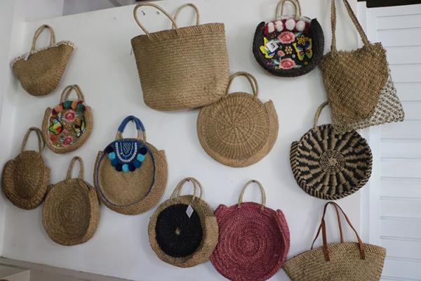 Beberapa produk tas serat alam yang dihasilkan Murakabi Craft. (foto: istimewa)