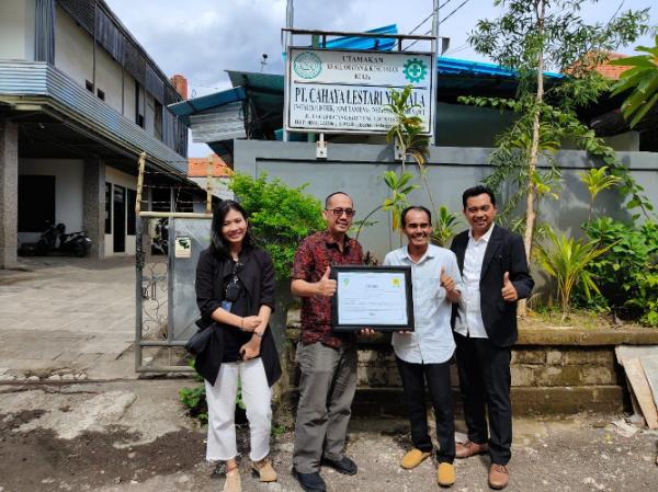 PLN salurkan REC ke PT Cahaya Lestari Nirmala. PLN salurkan Renewable Energy Certificate (REC) ke PT Cahaya Lestari Nirmala. (Foto: dok PLN)