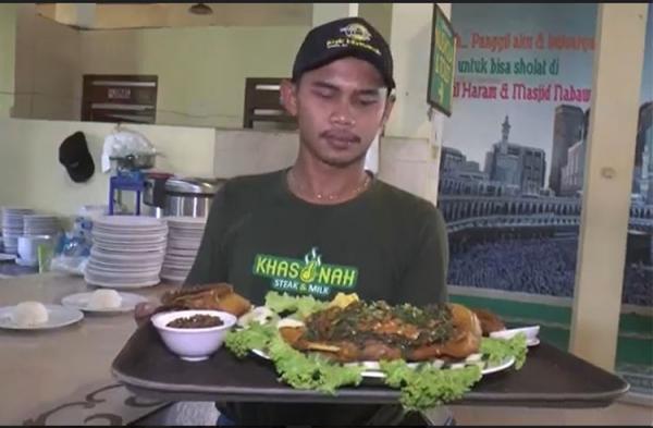 Salah satu menu bebek balur sambal kemangi yang ditawarkan RM Joglo Khasanah di Banguntapan, Bantul. (foto: iNews.id/Trisna Purwoko)