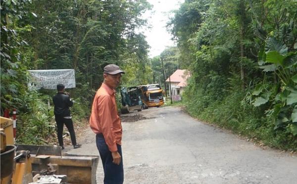Sekertaris Komisi C DPRD DIY Amir Syarifudin saat meninjau jalan Patuk-Terong yang rusak parah. (Foto : ist)