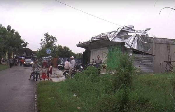 Sejumlah Toko Di Klaten Rusak Diterjang Angin Kencang