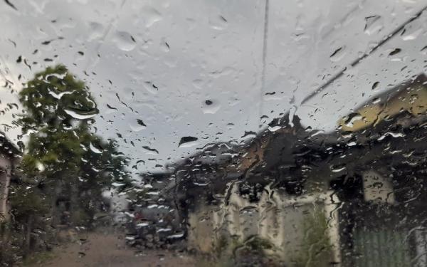 Berawan hingga Hujan di Malam Hari