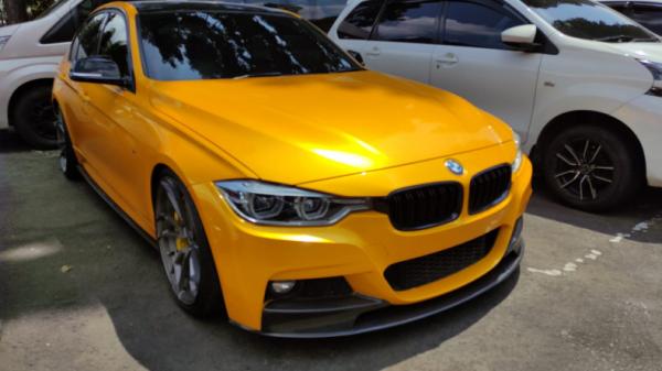 Sedan BMW, salah satu mobil mewah Wahyu Kenzo yang disita polisi. (Avirista Midaada).