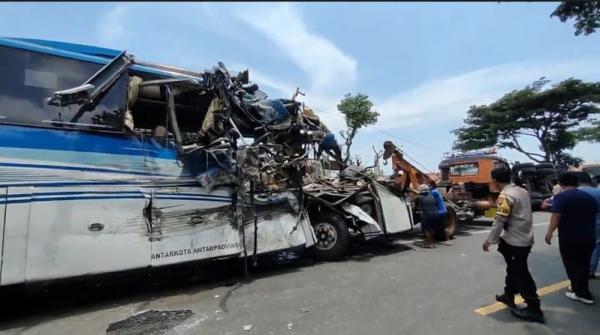 Kronologi Kecelakaan Bus Dan 2 Truk Di Jalan Pantura Rembang Tewaskan 4 ...