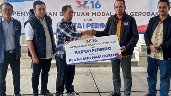 TGB Zainul Majdi Salurkan Gerobak Partai Perindo ke Pedagang UMKM di Jakarta