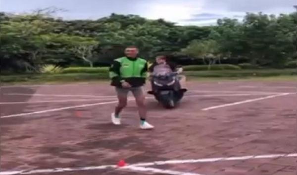 Bule Rusia Instruktur Motor Tangkapan layar video WNA Rusia menjadi instruktur motor. (Foto: Bagus Alit)
