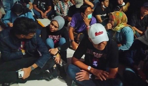 Ganjar Pranowo bersama penonton festival menyaksikan konser Deep Purple, Jumat (10/3/2023) malam. (Foto: R August)