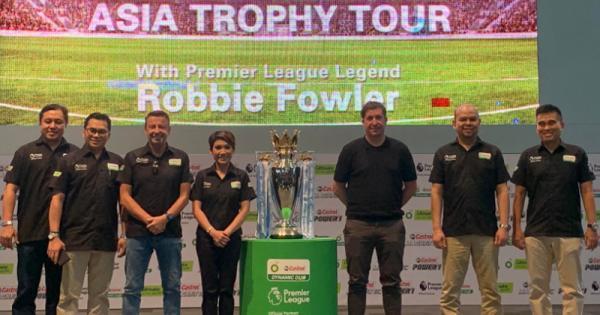 Legenda Liverpool Robbie Fowler pamer trofi Liga Inggris di Jakarta. Dia kagum dengan fans Premier League di Tanah Air. (foto: MPI/Andika Rachmansyah)