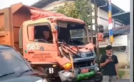 2 Truk Sampah Bantargebang Tabrakan akibat Rem Mendadak, Polisi Pastikan Tak Ada Korban Jiwa