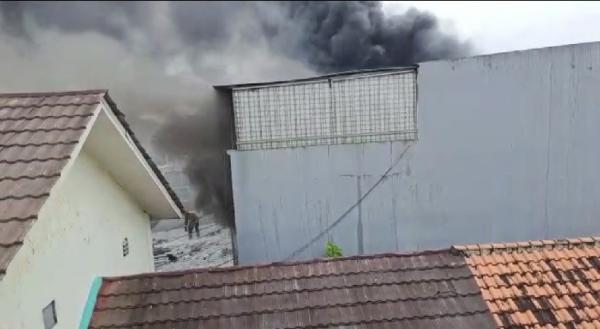 Toko Elektronik Dekat SD Negeri 2 Ciputat Terbakar